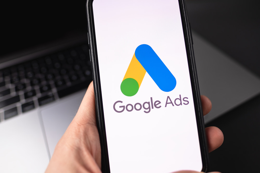 Tela de um celular com o logo do Google Ads.