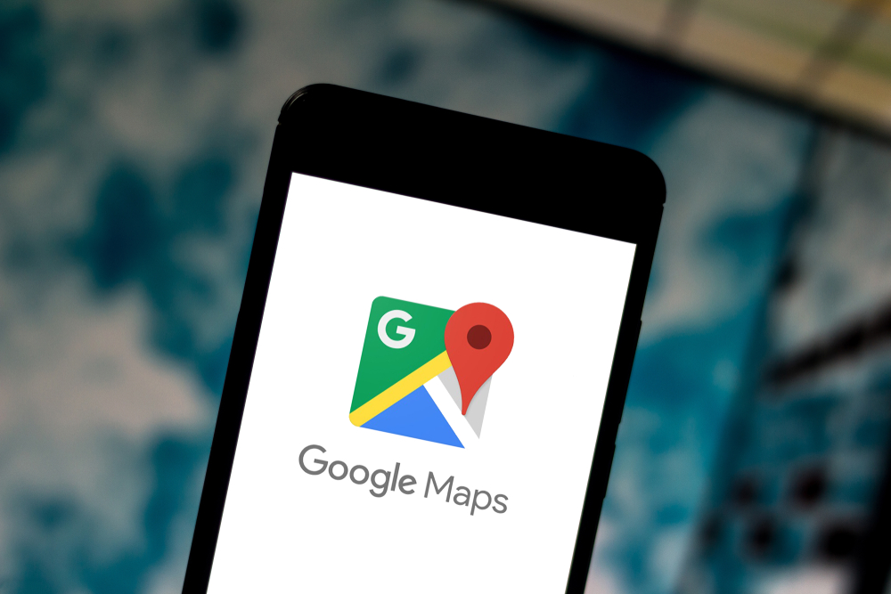 celular com aplicativo google maps em tela