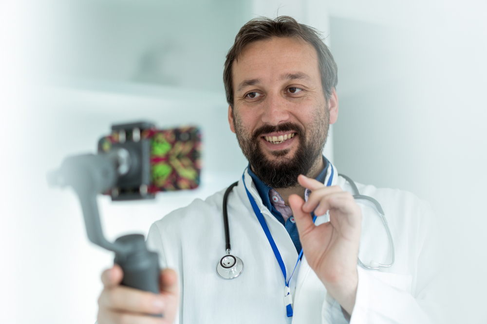 Médico gravando vídeo com celular