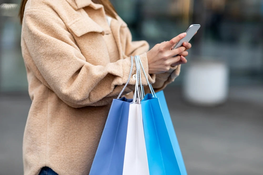 mulher fazendo compras online com estratégias de marketing sazonal